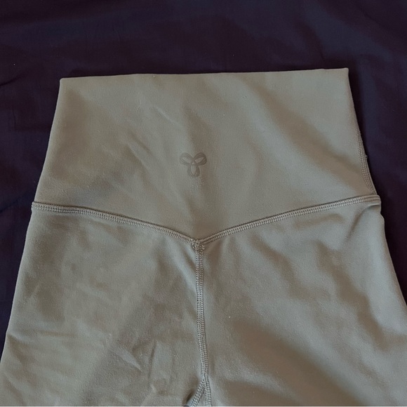 TnaLIFE cheeky hi-rise 7” short (XS turner taupe) - Picture 2 of 4